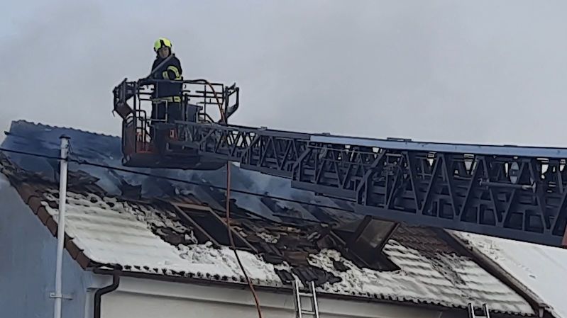 V Hradci Králové vyhořel rodinný dům, majitelé nestihli zachránit nic